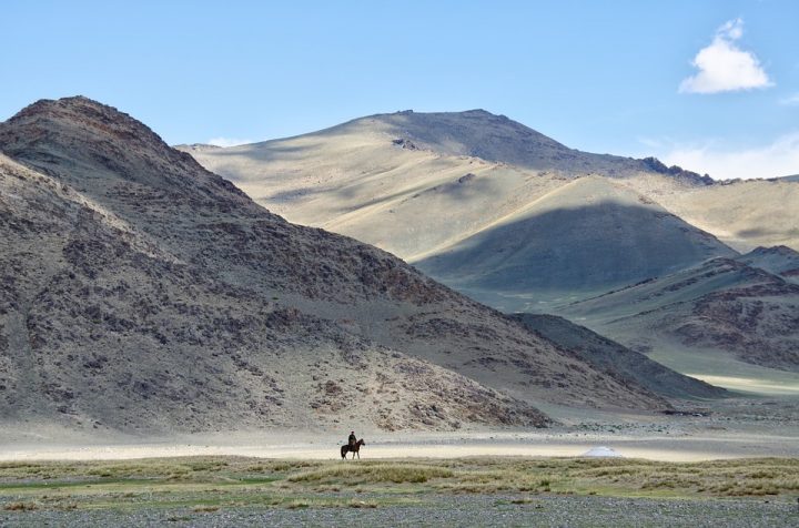 https://pixabay.com/de/photos/mongolei-berge-sommer-fahrer-pferd-1041535/