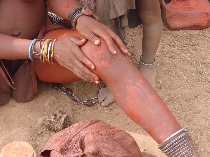 https://pixabay.com/de/photos/namibia-frau-himba-kultur-menschen-2659793/