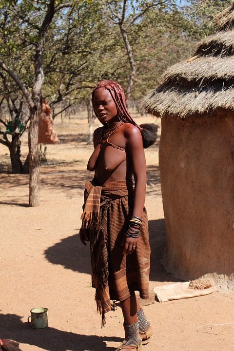 https://pixabay.com/de/photos/namibia-frau-himba-natur-afrikaner-495697/