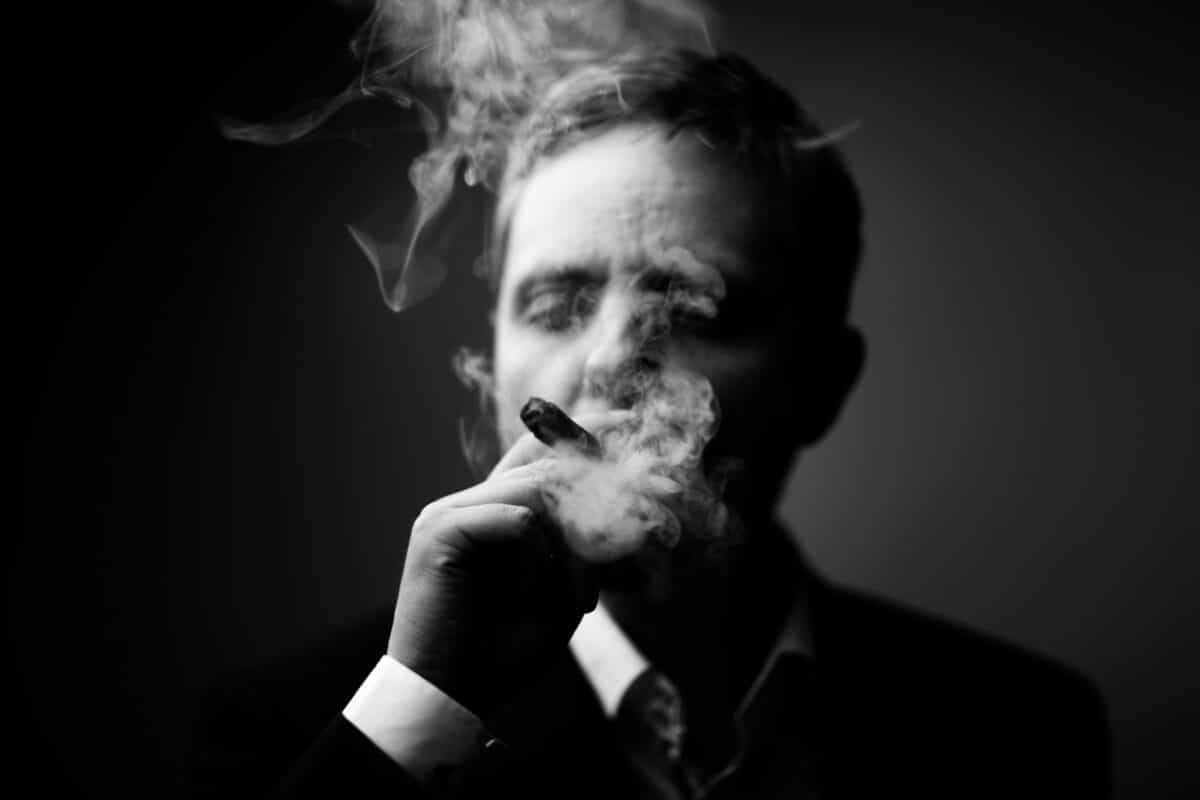 Smoke filled. Мим с сигарой. Стильный мужчина с сигарой фото черно белый. Smoke, mat, at.