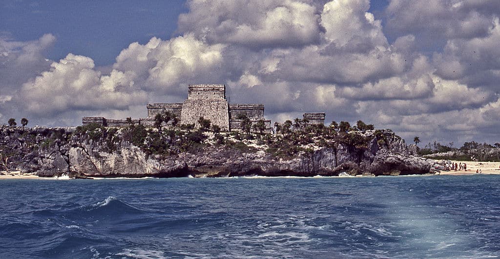 1024px-1988-10_Tulum_seaside