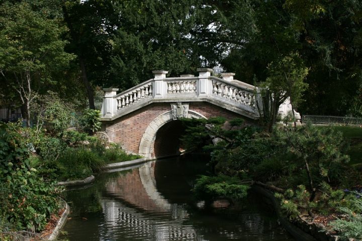 https://pixabay.com/en/bridge-water-mirror-parc-monceau-503221/