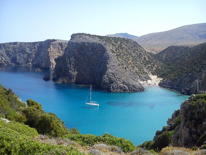 https://pixabay.com/de/photos/boot-meer-sardinien-wasser-strand-670005/