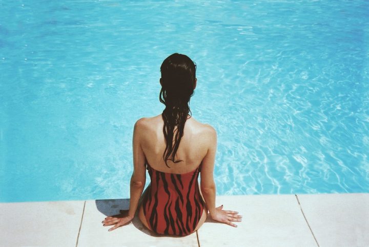 https://pixabay.com/de/photos/frau-sitzen-am-pool-schwimmen-918532/