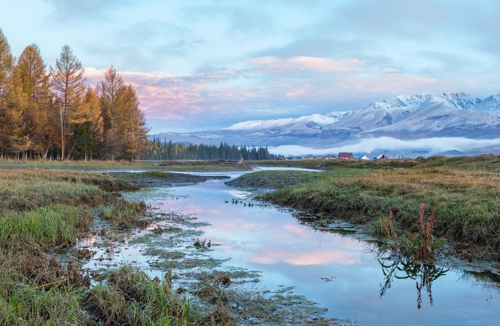 https://pixabay.com/de/photos/altai-fluss-herbst-reflexion-berge-3620102/