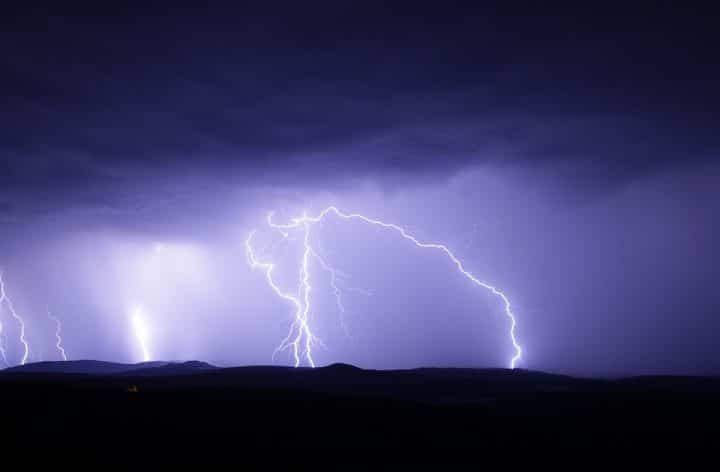 https://pixabay.com/de/photos/blitz-gewitter-erzgebirge-natur-1455285/