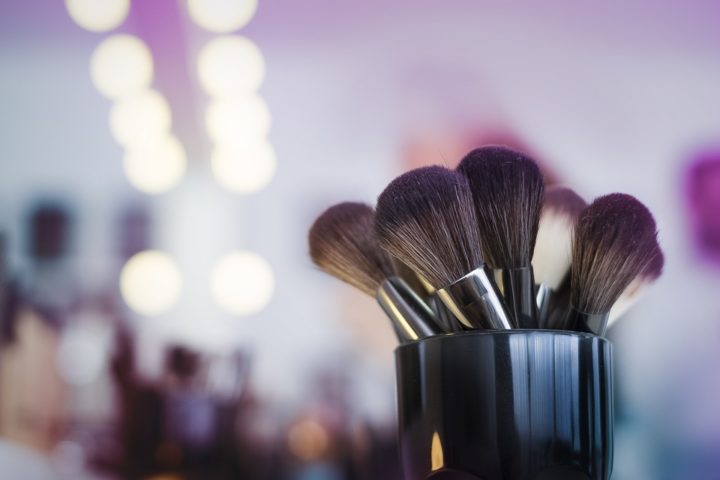 https://pixabay.com/de/photos/make-up-b%C3%BCrsten-make-up-artist-2824659/