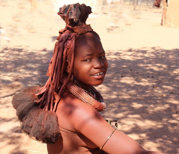 https://pixabay.com/de/photos/namibia-frau-himba-natur-afrika-495704/