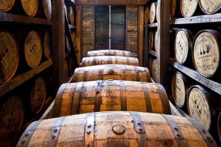 https://cdn.pixabay.com/photo/2015/01/07/16/12/distillery-barrels-591602_960_720.jpg