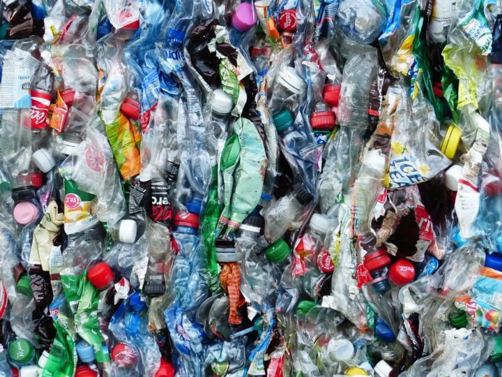 https://pixabay.com/de/photos/plastikflaschen-flaschen-recycling-115071/