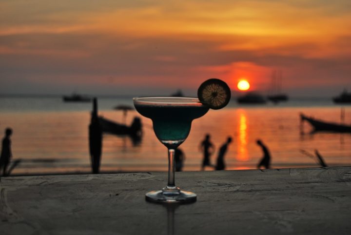 https://pixabay.com/de/photos/cocktail-strand-sonnenuntergang-1042330/