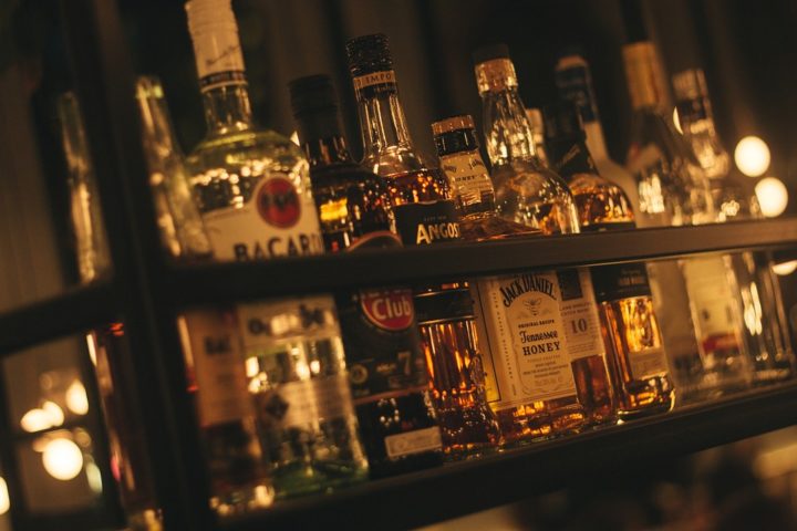 https://pixabay.com/de/photos/alcohol-drinks-drink-strand-beer-3545200/