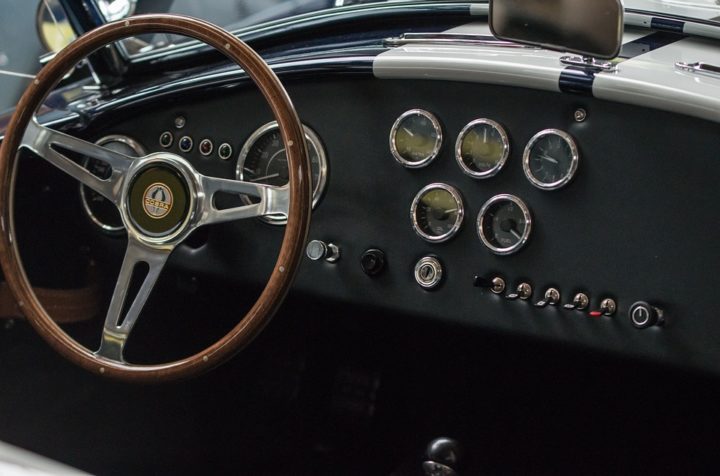 https://pixabay.com/de/photos/auto-cobra-shelby-armaturenbrett-3260324/