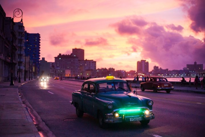 https://pixabay.com/de/photos/havanna-auto-nacht-sonnenaufgang-2151324/