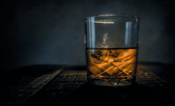 https://pixabay.com/de/photos/whisky-bar-alkohol-glas-scotch-315178/