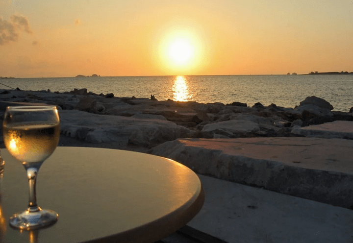 https://pixabay.com/photos/sunset-sea-wine-glass-white-wine-114666/