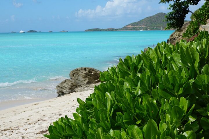 https://pixabay.com/de/photos/antigua-karibik-strand-meer-ozean-1148575/