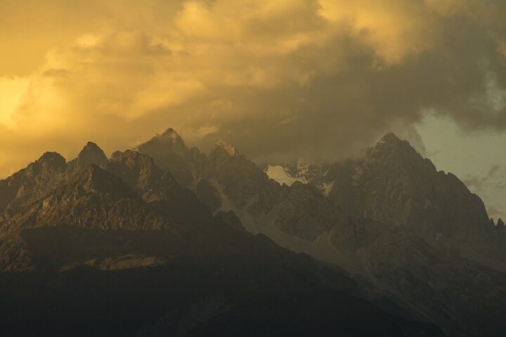 https://pixabay.com/de/photos/jade-dragon-lijiang-winter-2653688/