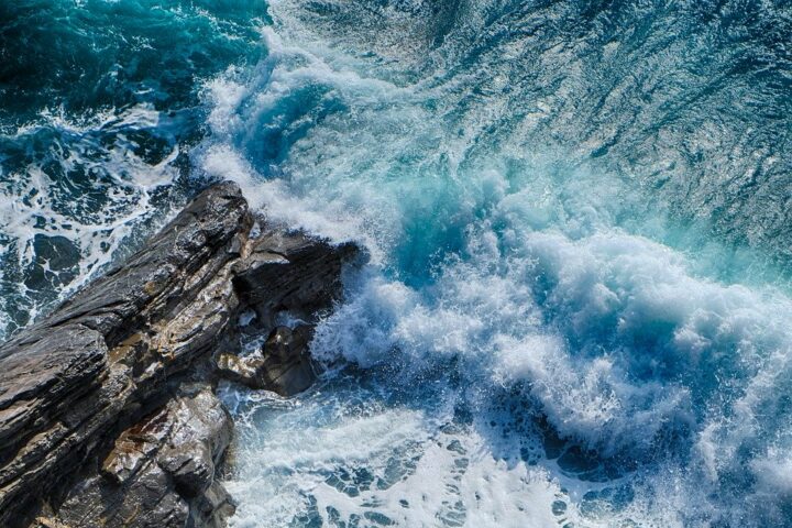 https://pixabay.com/de/photos/meer-onda-meer-sturm-cliff-nass-4242303/