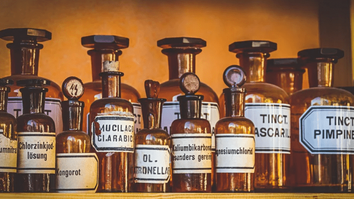 https://pixabay.com/de/photos/apotheke-alt-flaschen-arznei-4496633/