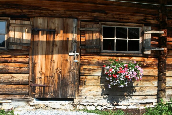 https://www.pexels.com/photo/architecture-barn-bungalow-cabin-277672/