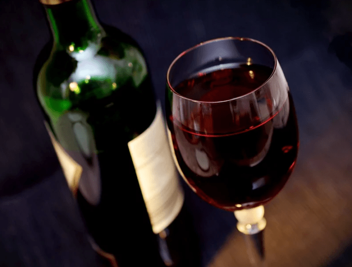 https://pixabay.com/de/photos/wein-rotwein-glas-trinken-alkohol-541922/