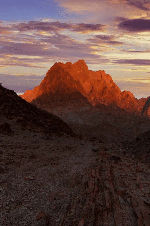 Hadschar-Gebirge im Oman – Crimson Rocks