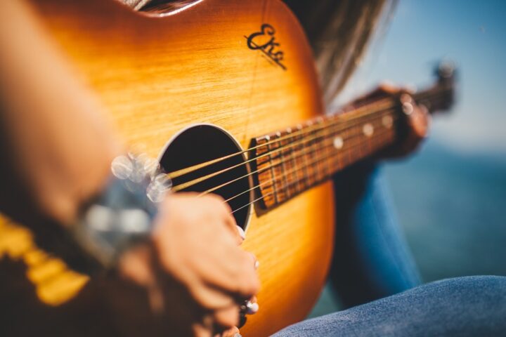 https://pixabay.com/de/photos/gitarre-musik-weiblich-m%C3%A4dchen-839168/