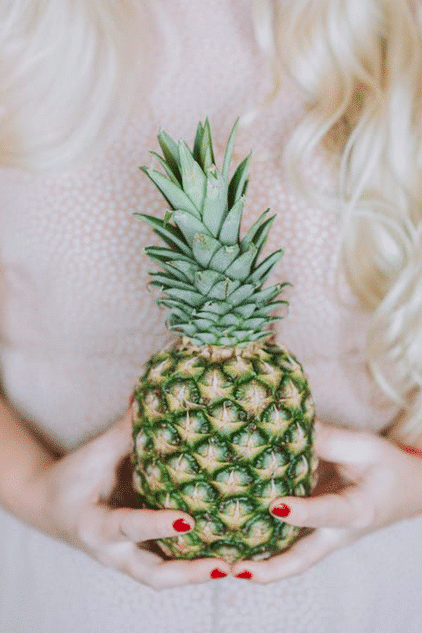 https://www.pexels.com/photo/blond-woman-with-big-pineapple-6331184/