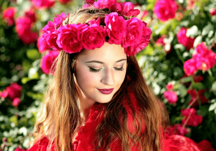 https://pixabay.com/photos/woman-roses-flowers-wreath-beauty-1403418/