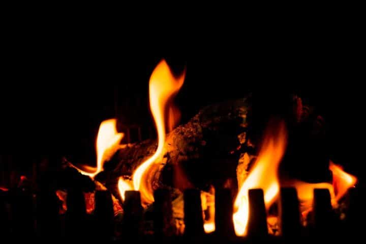 https://pixabay.com/photos/camp-fire-fireplace-fire-flames-384597/