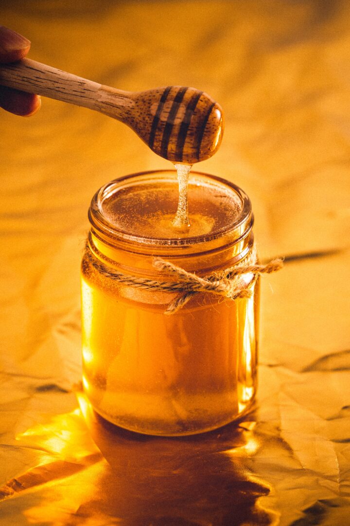 Ein Glas mit Honig