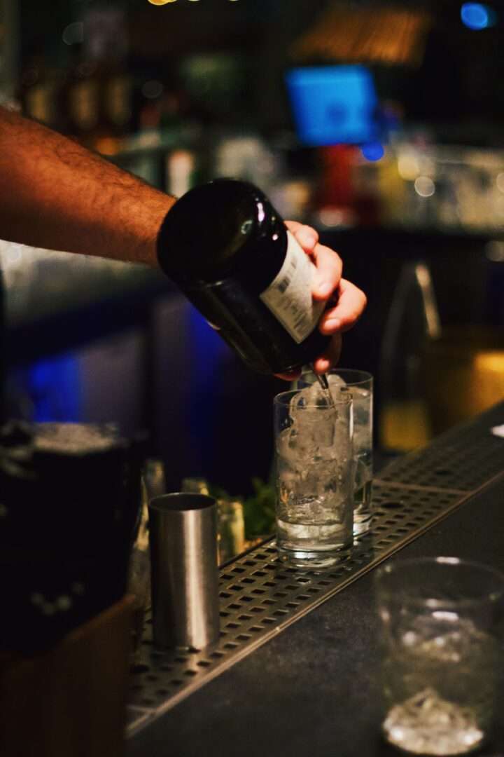 Bartender mixes gin &amp; tonic