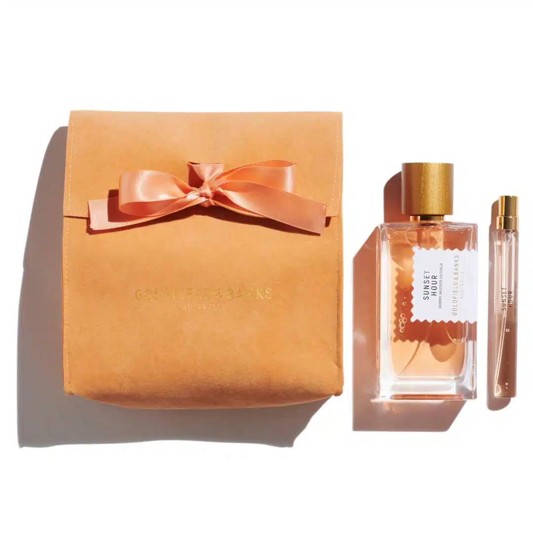 1 x Limited Edition Christmas Set Sunset Hour mit 100 ml Parfum und 10 ml Reisespray in einem luxuriösen Beutel aus veganem Wildleder 1 x Limited Edition Christmas Set Sunset Hour mit 100 ml Parfum und 10 ml Reisespray in einem luxuriösen Beutel aus veganem Wildleder