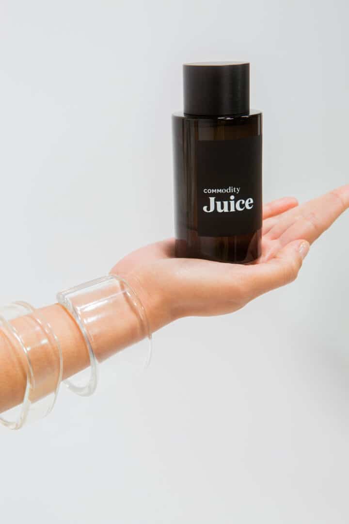 Commodity Juice Parfum in der Expressive-Version – schwarzer Flakon mit weißer Schrift, moderne Balance