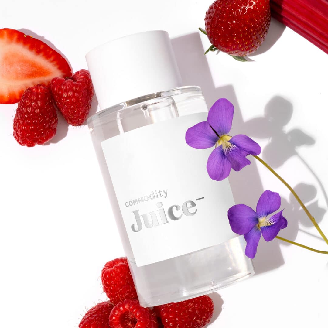 Commodity Juice Parfum in der Personal-Version – weißer Flakon mit silberner Schrift, minimalistisch und subtil