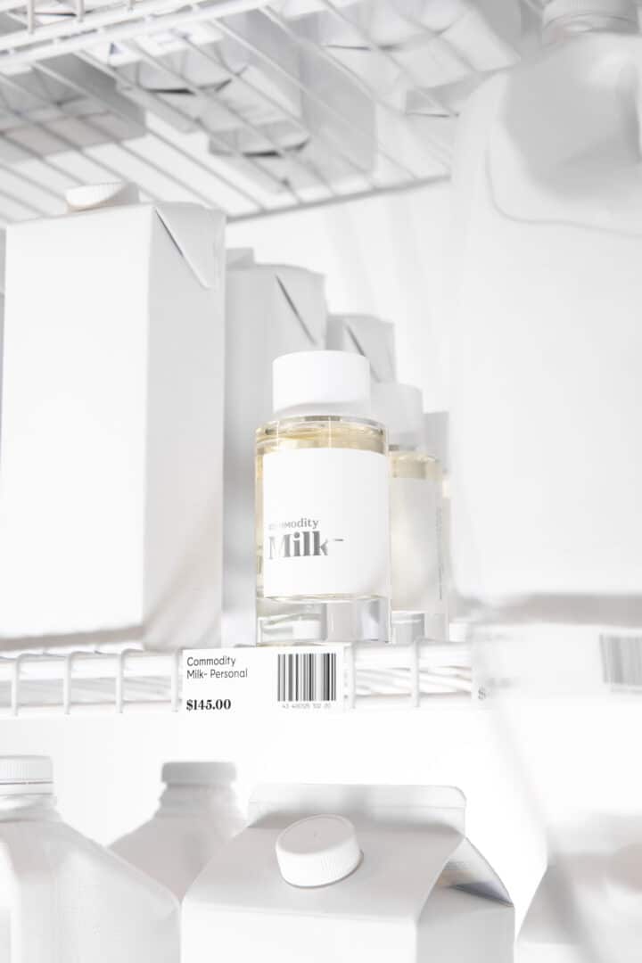 Milk in der Personal-Version – weißer Flakon mit silberner Schrift im Kühlschrank