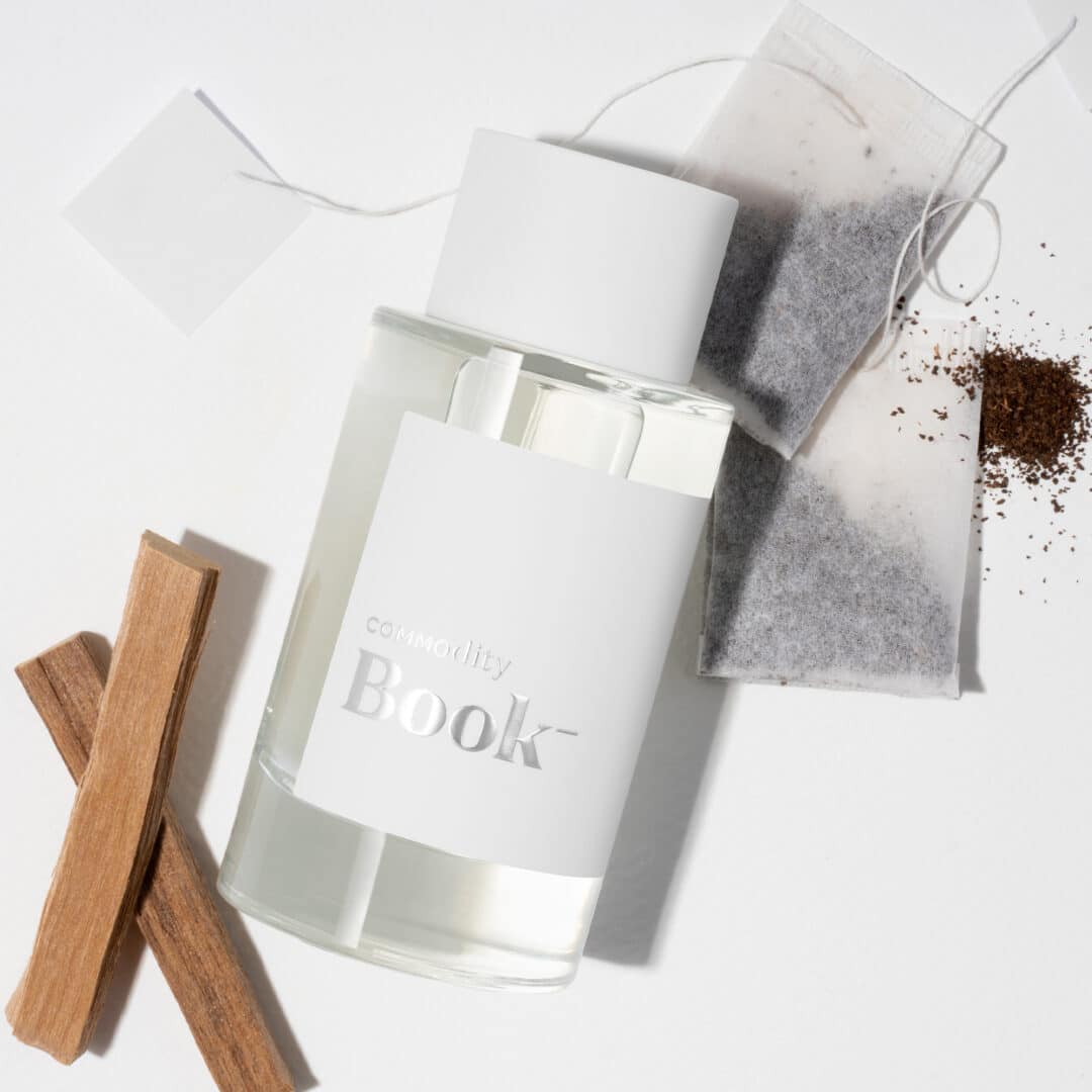 Commodity Book Parfum Personal – weißer Flakon mit Teebeuteln und Holz, subtile Duftvariante
