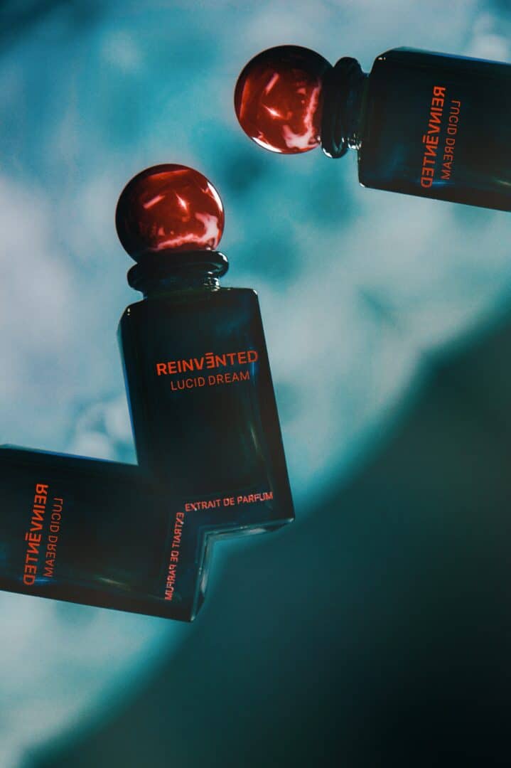 Lucid Dream Extrait de Parfum von Reinvented – Flakon-Inszenierung mit dreifacher Spiegelung