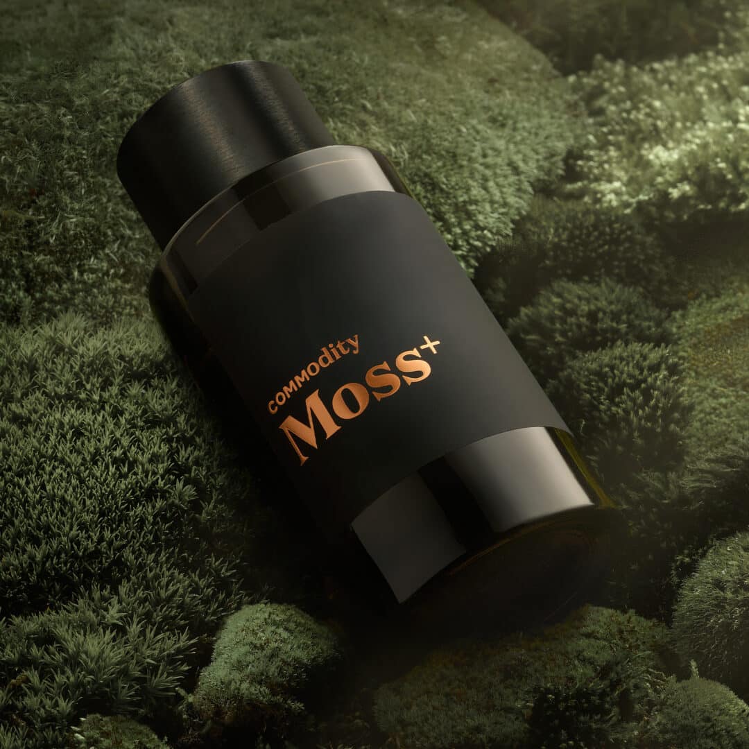 Commodity Moss Parfum Bold – schwarzer Flakon mit bronzefarbener Schrift auf Moos, intensive Duftvariante