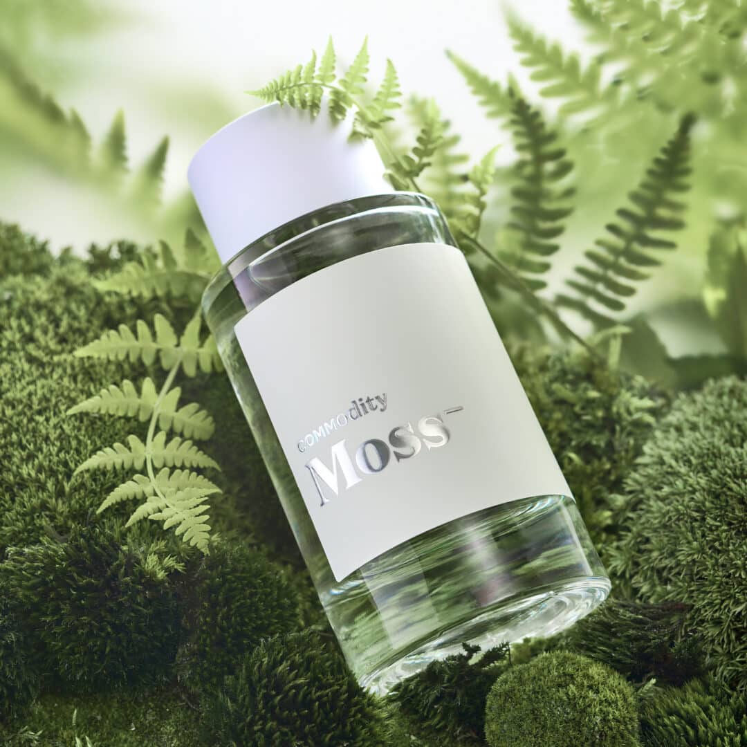 Commodity Moss Parfum Personal – weißer Flakon auf Moos und Farnen, subtile grüne Duftvariante