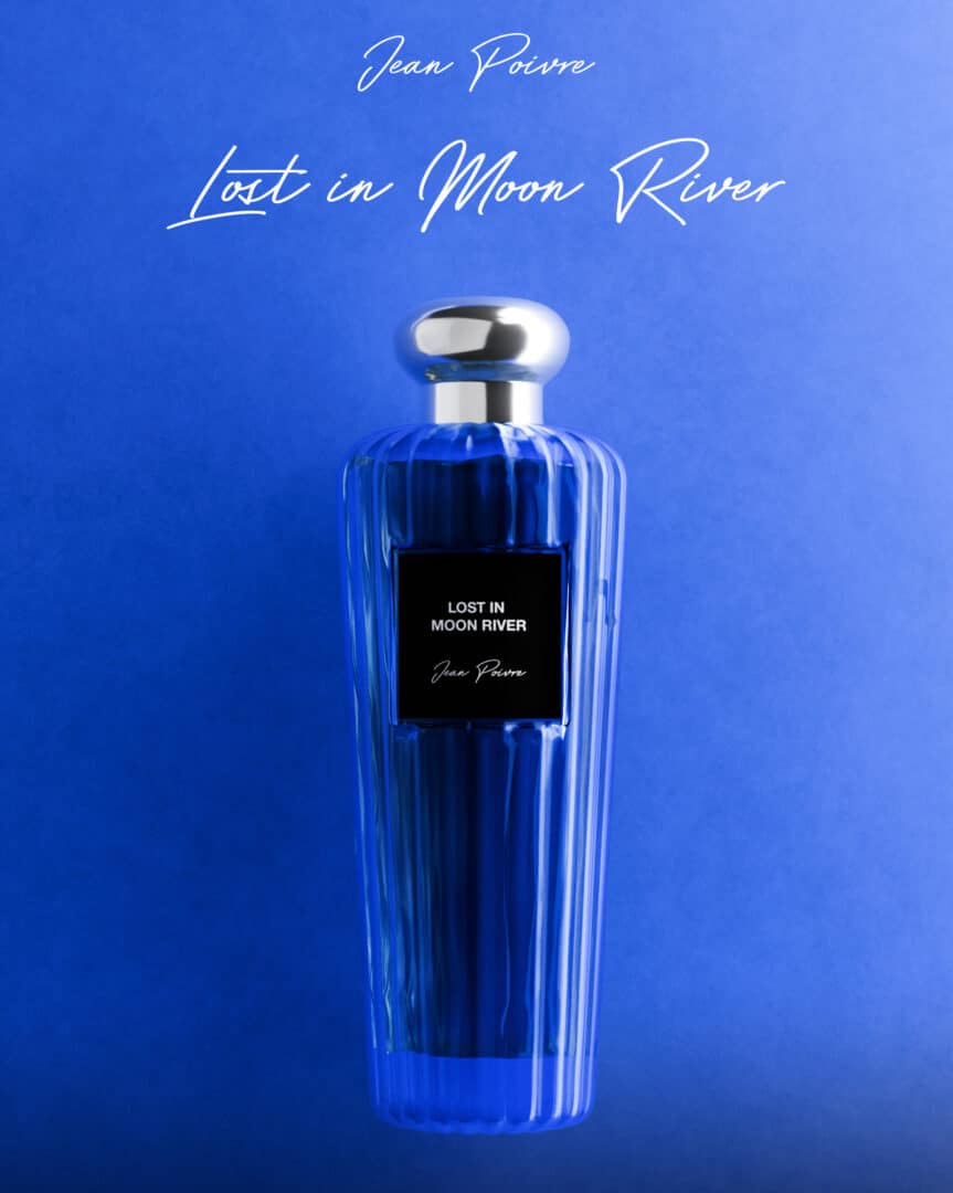 Jean Poivre Lost in Moon River – blauer Parfumflakon auf blauem Hintergrund
