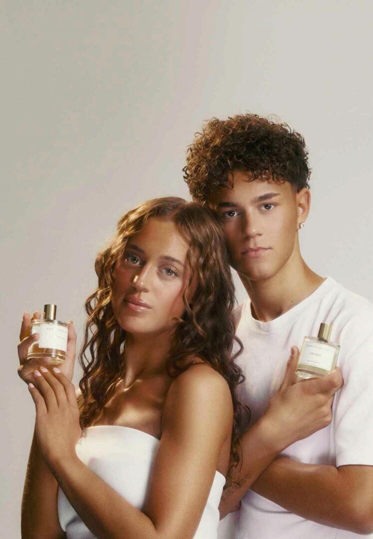 Olivia und Isak, die Kinder von Parfümeur Zarko Ahlmann Pavlov, mit den Düften Carate Urio und Dreamer von Zarkoperfume – zwei Kreationen, die ihnen gewidmet sind.