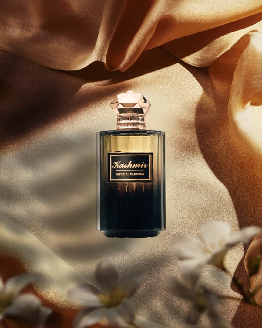 Flakon von Kashmir von Imperial Parfums auf goldenem Seidenstoff mit zarten Jasminblüten – warmer, eleganter Hintergrund für den orientalisch-süßen Duft mit Birne, Honig und Rohrzucker