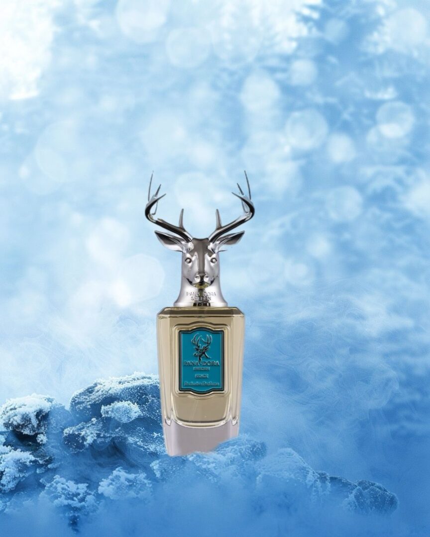 Flakon von Skadi von Pana Dora Sweden vor frostigem, bläulich schimmerndem Hintergrund – ein Duft inspiriert von der nordischen Göttin des Winter