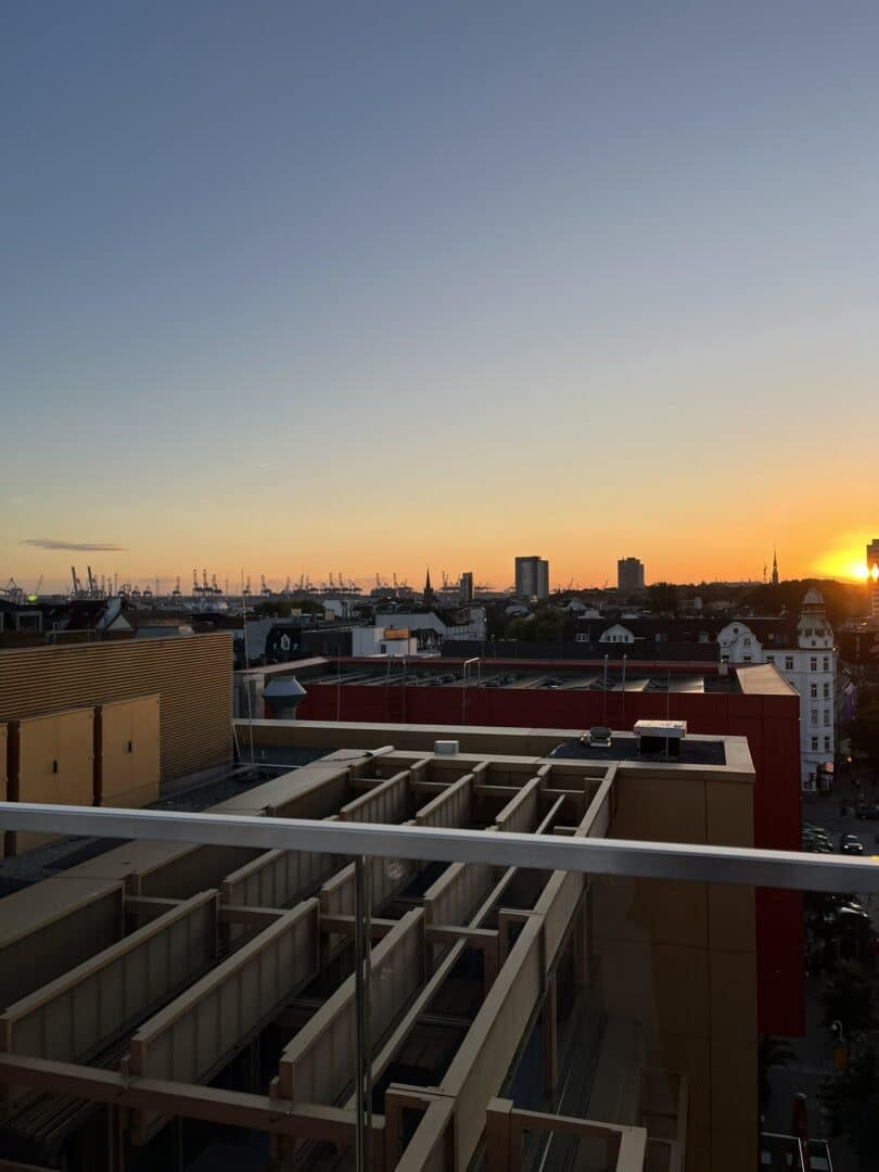 Blick von der Dachterrasse des GAGA Clubs auf die Hamburger Skyline bei Sonnenuntergang während des Initio Parfums Privés Events.
