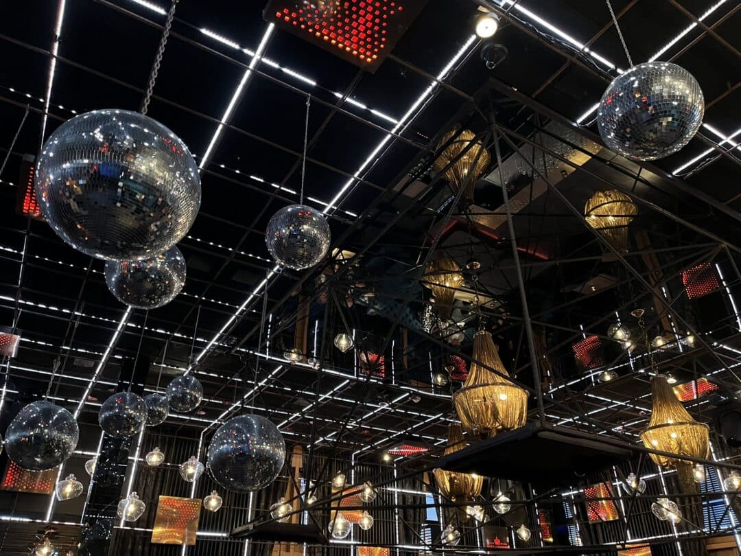 Deckeninstallation mit Spiegelkugeln und goldenen Leuchten im GAGA Club Hamburg, stimmungsvolle Lichtatmosphäre.
