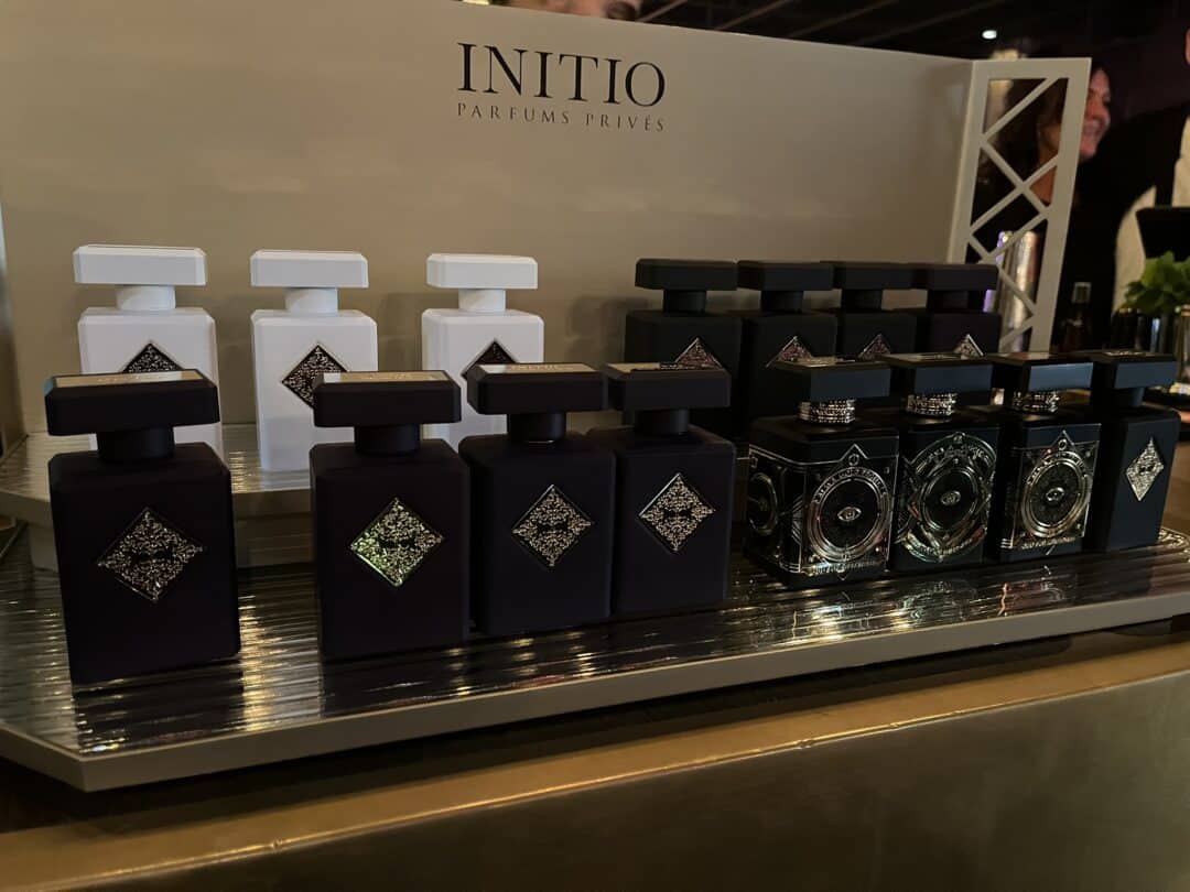 Flakons verschiedener Düfte von Initio Parfums Privés auf einer Präsentationsfläche beim Event im GAGA Club Hamburg.