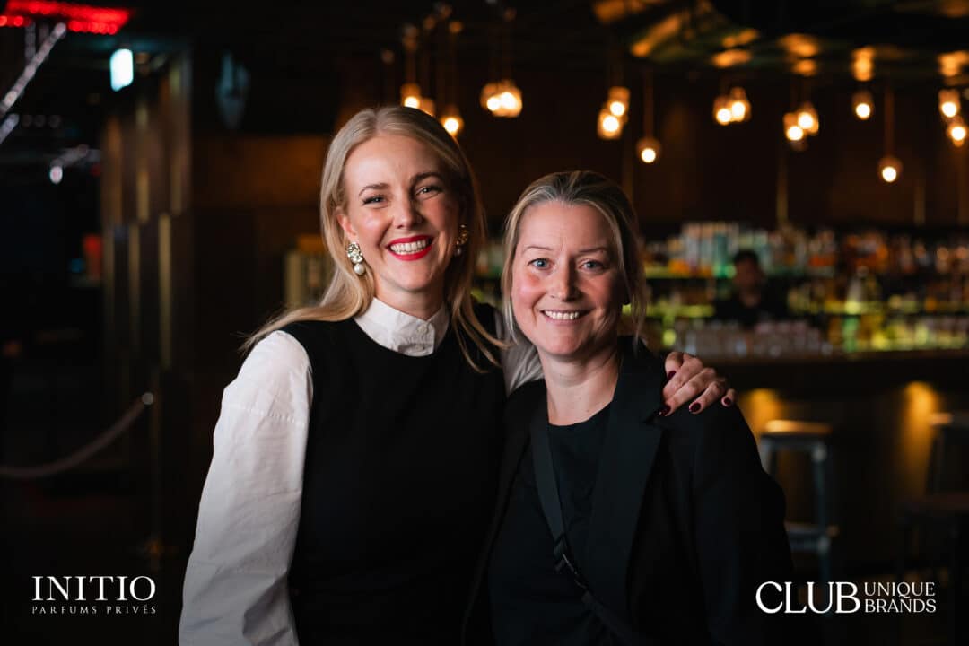 Anika Siegers und Julia Biró beim Initio Parfums Privés Event im GAGA Club Hamburg, aufgenommen in stimmungsvoller Bar-Atmosphäre.