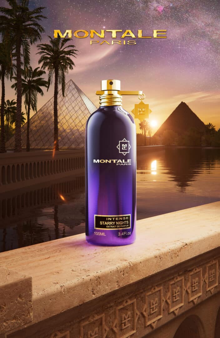 Montale Intense Starry Nights – Extrait de Parfum Flakon vor pyramidenförmiger Wüstenkulisse bei Sonnenuntergang.